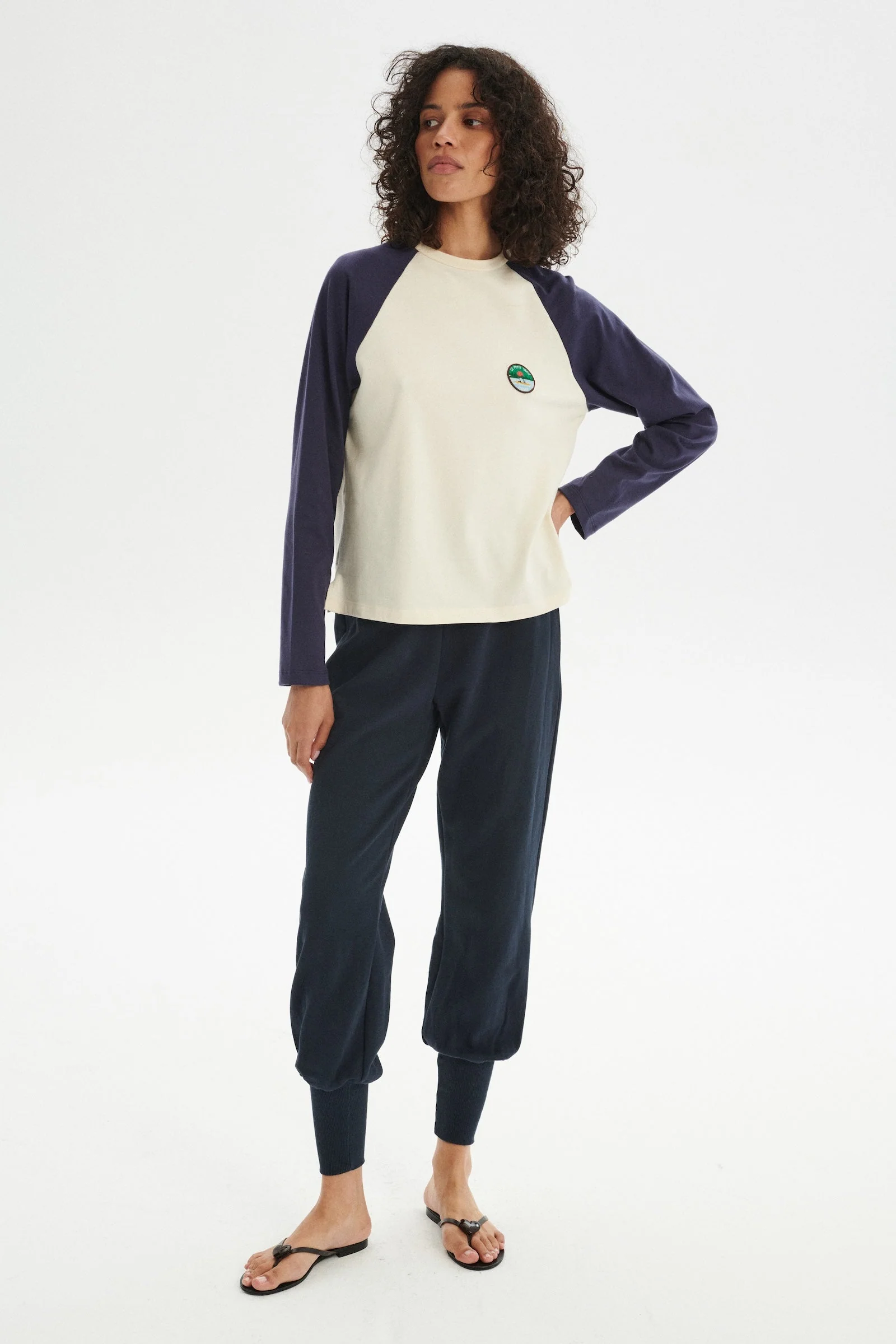 Camp Longsleeve z organicznej bawełny z naszywką - Image 3