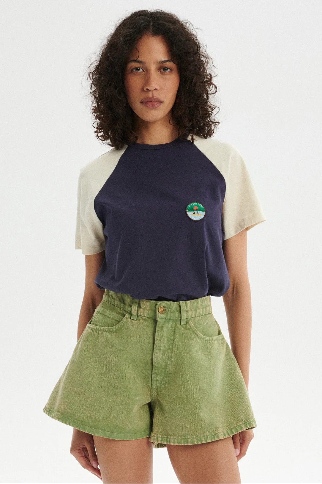 Camp T-shirt z organicznej bawełny z naszywką - Image 2