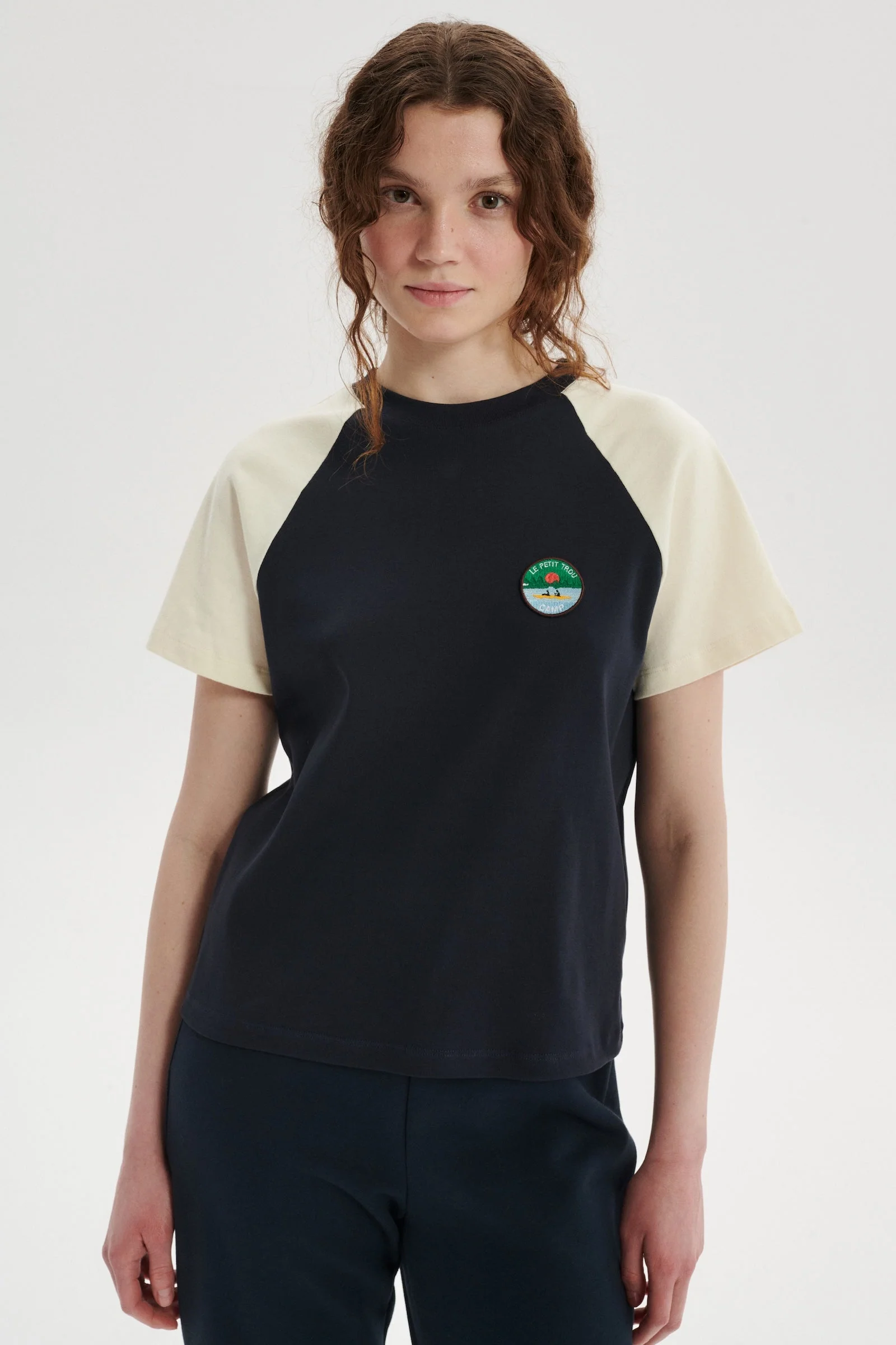 Camp T-shirt z organicznej bawełny z naszywką - Image 4