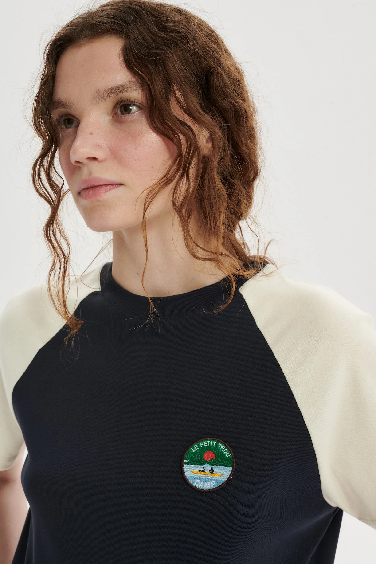 Camp T-shirt z organicznej bawełny z naszywką - Image 5
