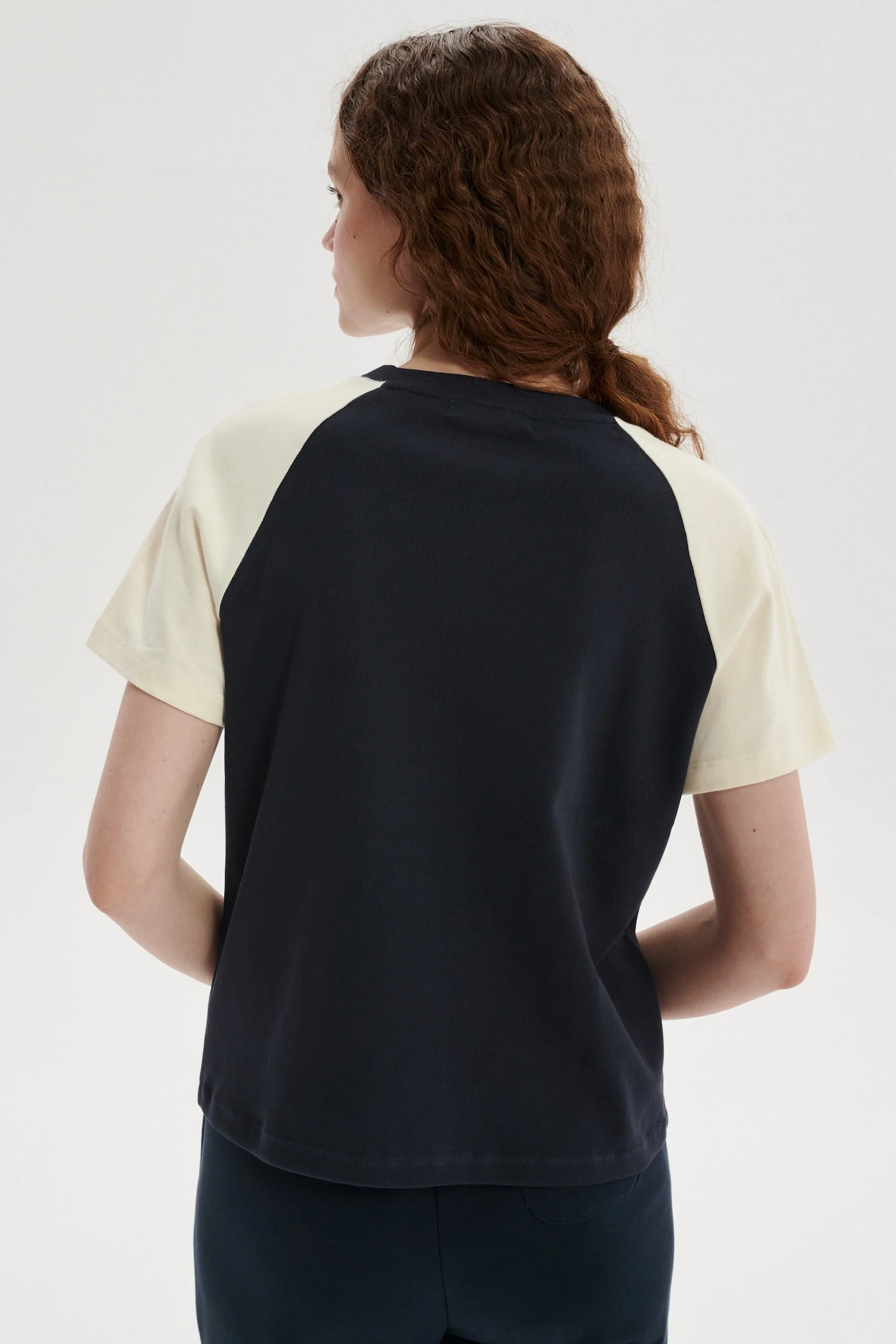 Camp T-shirt z organicznej bawełny z naszywką - Image 6