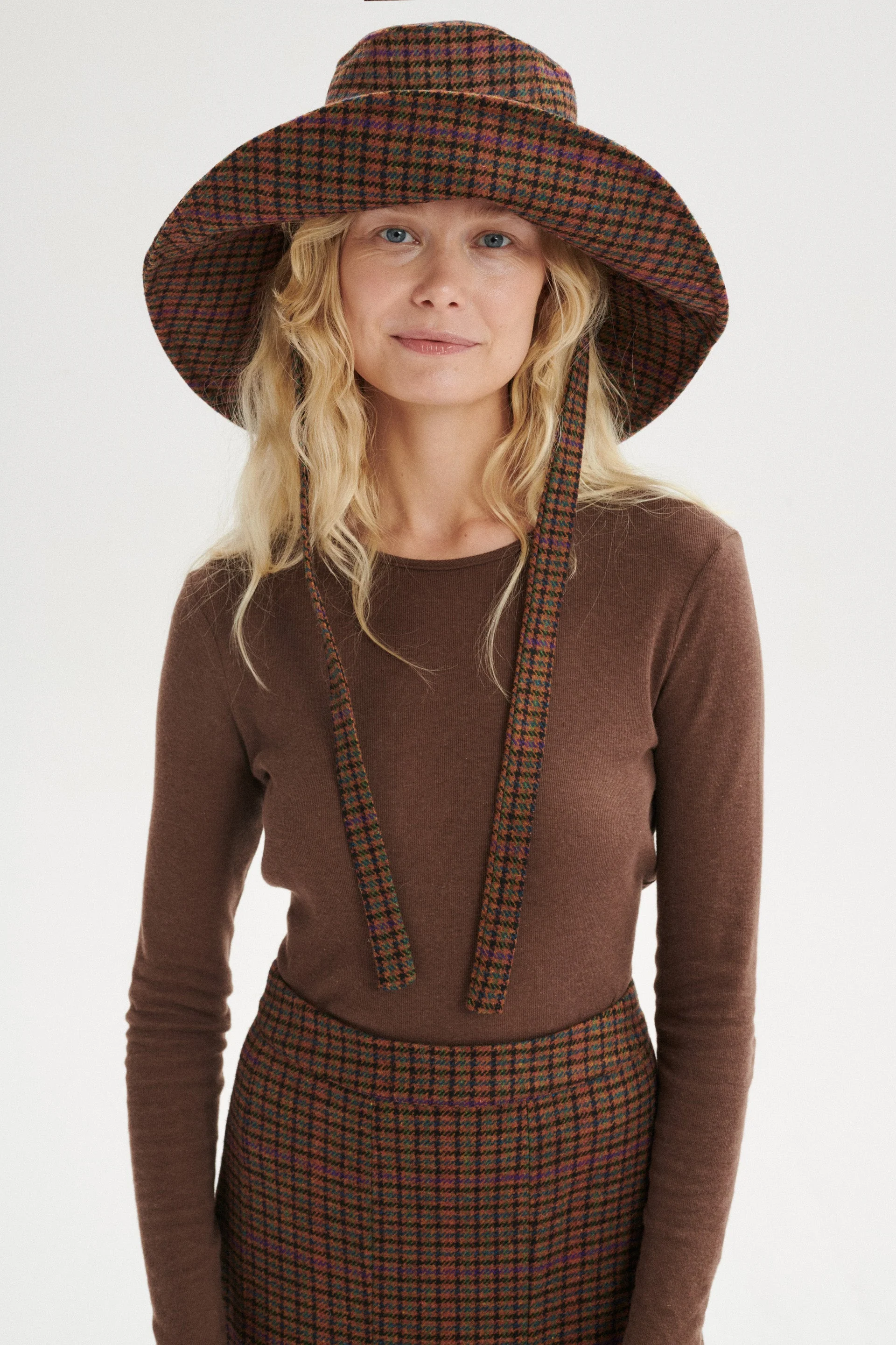 Kapelusz wełniany w kratę z wiązaniem - Image 3